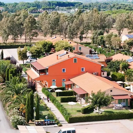 アパートホテル Isa-residence With Swimming Pool In At Only 600 Meters From The Beach, With Air Conditioning And Private Outdoor Area