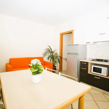 Isa-residence With Swimming Pool In At Only 600 Meters From The Beach, With Air Conditioning And Private Outdoor Area Mazzanta