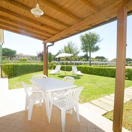 Isa-residence With Swimming Pool In At Only 600 Meters From The Beach, With Air Conditioning And Private Outdoor Area