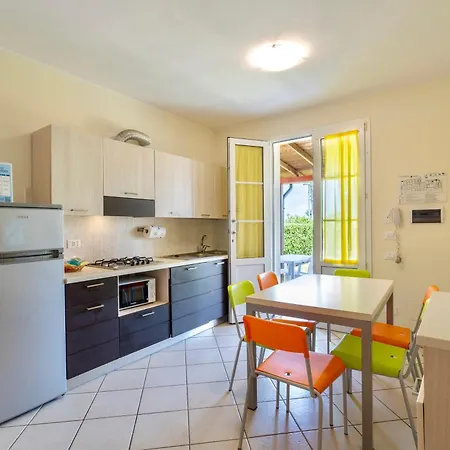 Isa-residence With Swimming Pool In At Only 600 Meters From The Beach, With Air Conditioning And Private Outdoor Area * Mazzanta