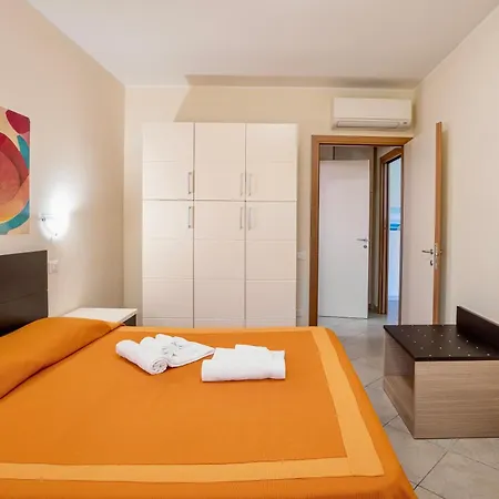 アパートホテル Isa-residence With Swimming Pool In At Only 600 Meters From The Beach, With Air Conditioning And Private Outdoor Area