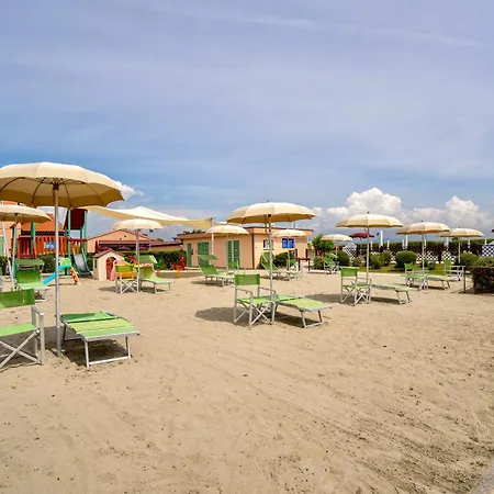 アパートホテル Isa-residence With Swimming Pool In At Only 600 Meters From The Beach, With Air Conditioning And Private Outdoor Area Mazzanta