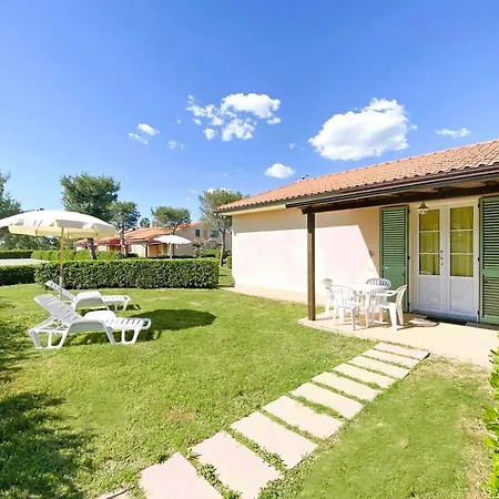 Isa-residence With Swimming Pool In At Only 600 Meters From The Beach, With Air Conditioning And Private Outdoor Area Aparthotel *