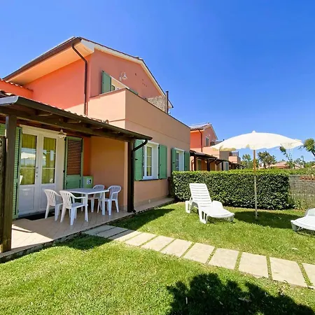 Isa-residence With Swimming Pool In At Only 600 Meters From The Beach, With Air Conditioning And Private Outdoor Area Mazzanta