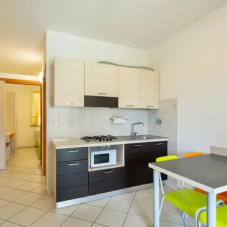 Isa-residence With Swimming Pool In At Only 600 Meters From The Beach, With Air Conditioning And Private Outdoor Area Mazzanta