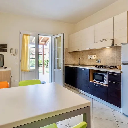Isa-residence With Swimming Pool In At Only 600 Meters From The Beach, With Air Conditioning And Private Outdoor Area Aparthotel