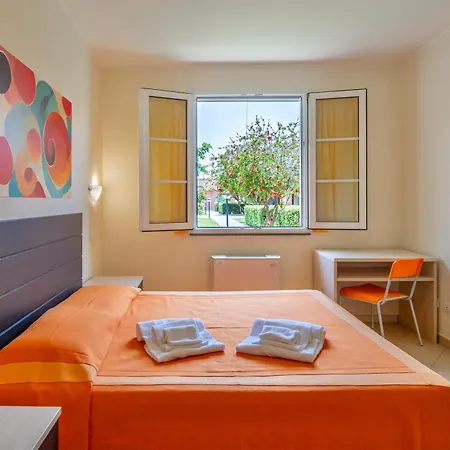 Isa-residence With Swimming Pool In At Only 600 Meters From The Beach, With Air Conditioning And Private Outdoor Area Mazzanta