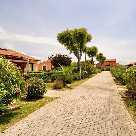 Isa-residence With Swimming Pool In At Only 600 Meters From The Beach, With Air Conditioning And Private Outdoor Area Mazzanta