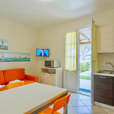 Isa-residence With Swimming Pool In At Only 600 Meters From The Beach, With Air Conditioning And Private Outdoor Area * Mazzanta