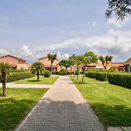 Isa-residence With Swimming Pool In At Only 600 Meters From The Beach, With Air Conditioning And Private Outdoor Area Aparthotel